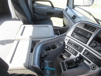 UDトラックスクオントレーラーヘッド（トラクターヘッド）大型（10t）[写真09]