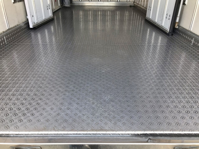 いすゞエルフ冷凍車（冷蔵車）小型（2t・3t）[写真18]