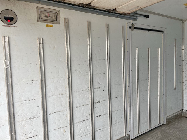 いすゞエルフ冷凍車（冷蔵車）小型（2t・3t）[写真12]