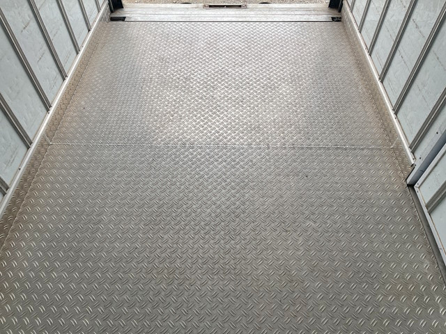 いすゞエルフ冷凍車（冷蔵車）小型（2t・3t）[写真17]