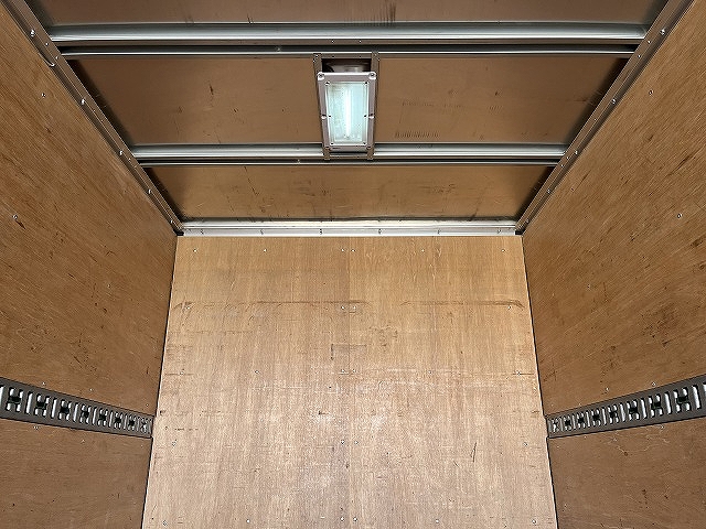 三菱ふそうキャンターアルミバン小型（2t・3t）[写真09]