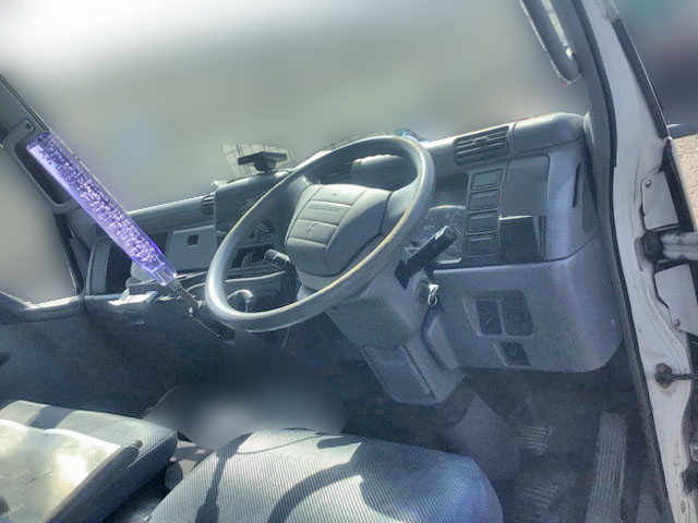 三菱ふそうキャンター平ボディ小型（2t・3t）[写真30]
