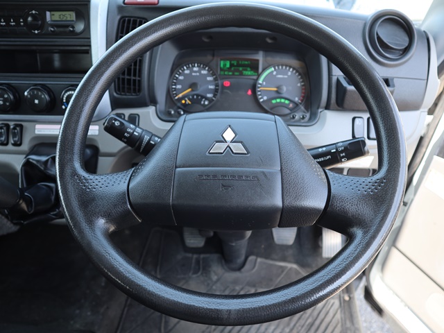 三菱ふそうキャンター平ボディ小型（2t・3t）[写真24]