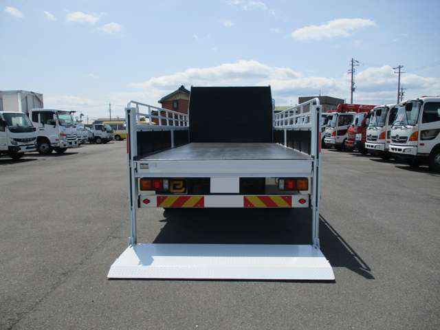 三菱ふそうファイター平ボディ中型（4t）[写真09]