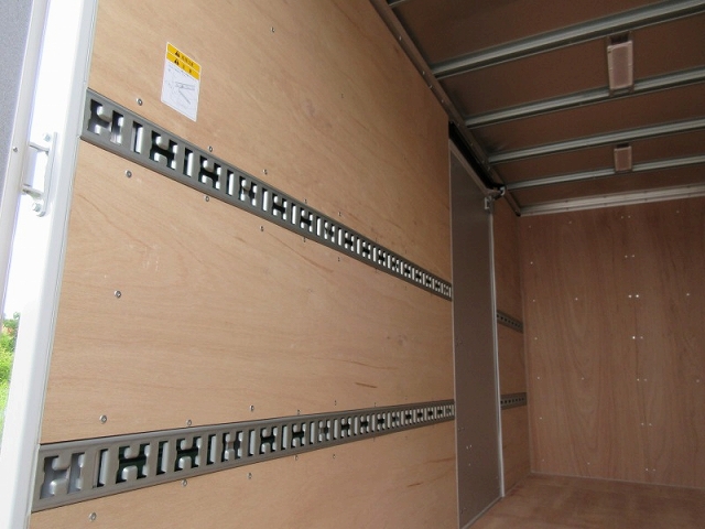 三菱ふそうキャンターアルミバン小型（2t・3t）[写真05]