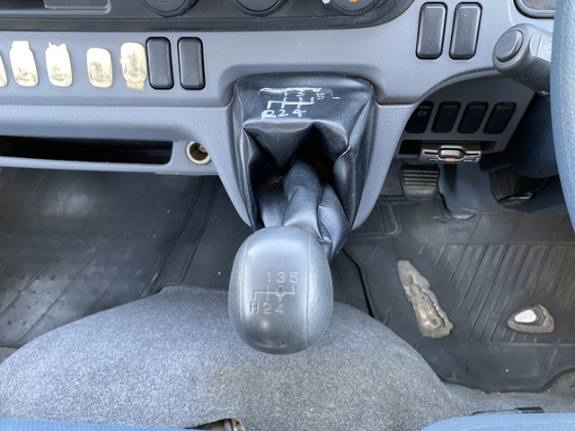 三菱ふそうキャンター平ボディ小型（2t・3t）[写真33]