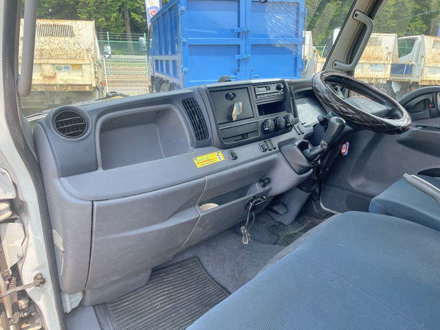 三菱ふそうキャンターパネルバン小型（2t・3t）[写真30]