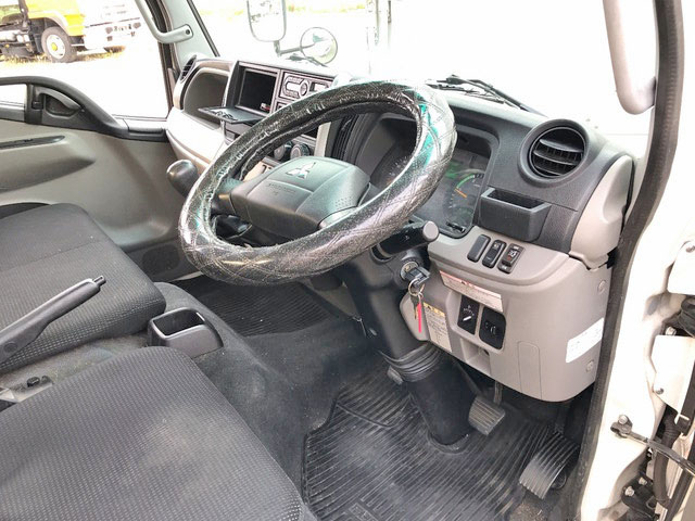 三菱ふそうキャンターアルミバン小型（2t・3t）[写真36]