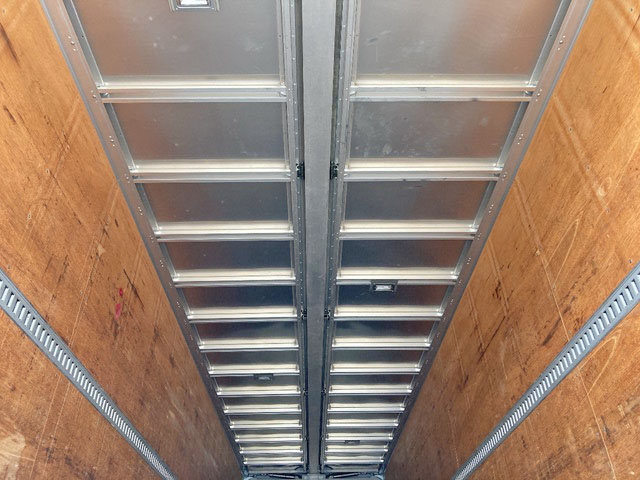 いすゞギガアルミウイング大型（10t）[写真10]