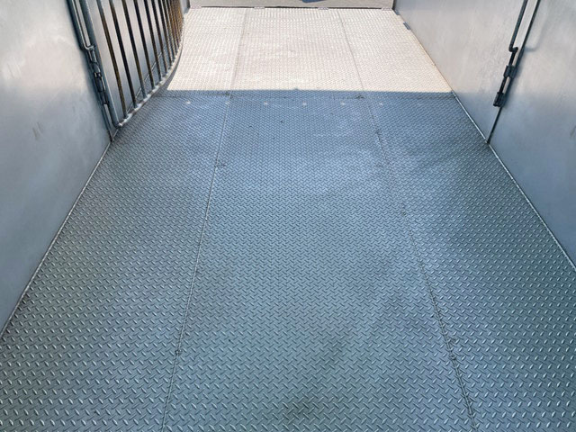 いすゞエルフ家畜運搬車小型（2t・3t）[写真14]