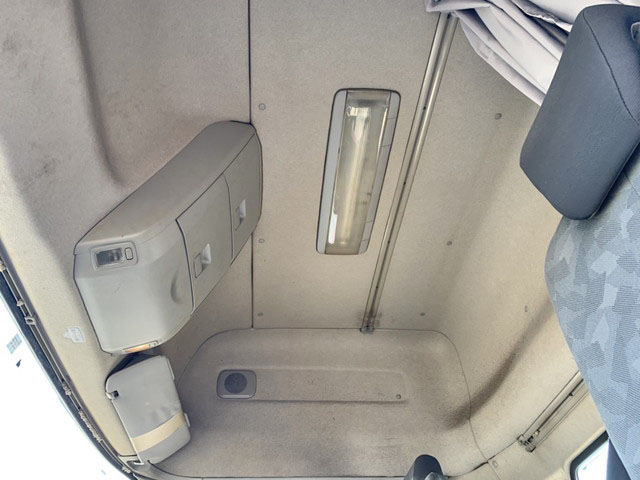 UDトラックスクオントレーラーヘッド（トラクターヘッド）大型（10t）[写真31]