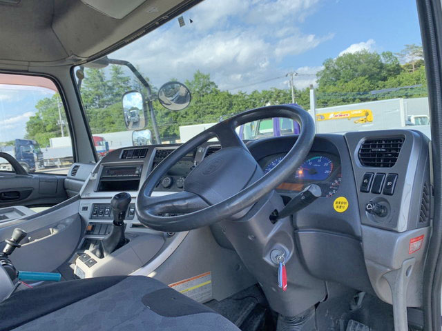 UDトラックスクオントレーラーヘッド（トラクターヘッド）大型（10t）[写真34]