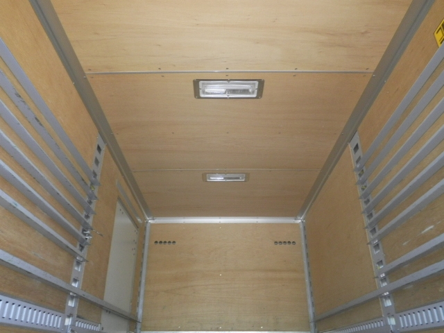 いすゞエルフアルミバン小型（2t・3t）[写真11]