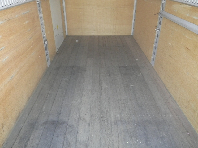 いすゞエルフアルミバン小型（2t・3t）[写真09]