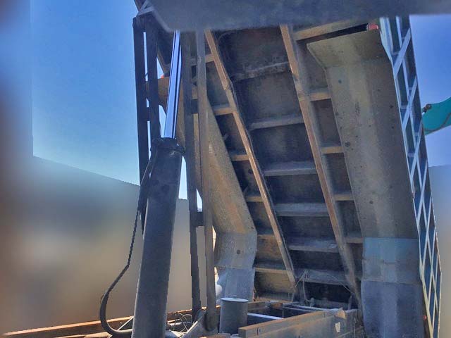 三菱ふそうスーパーグレート深ダンプ（土砂禁ダンプ）大型（10t）[写真16]