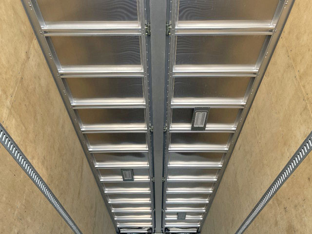 いすゞギガアルミウイング大型（10t）[写真12]