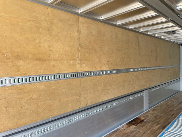 いすゞギガアルミウイング大型（10t）[写真13]