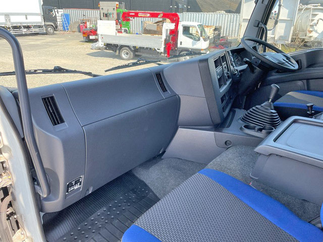 いすゞギガアルミウイング大型（10t）[写真32]