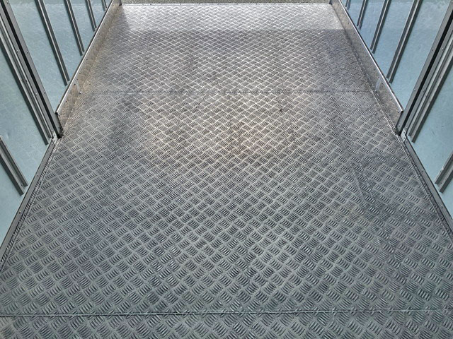 いすゞエルフ冷凍車（冷蔵車）小型（2t・3t）[写真13]