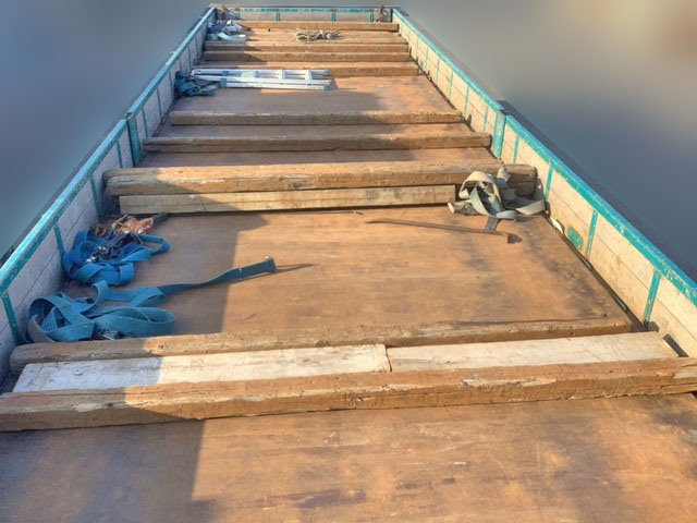 UDトラックスクオン平ボディ大型（10t）[写真08]