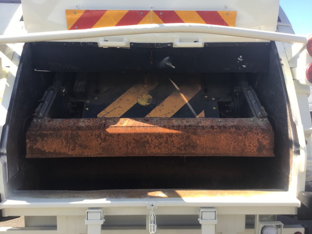 いすゞフォワードパッカー車（塵芥車）中型（4t）[写真08]