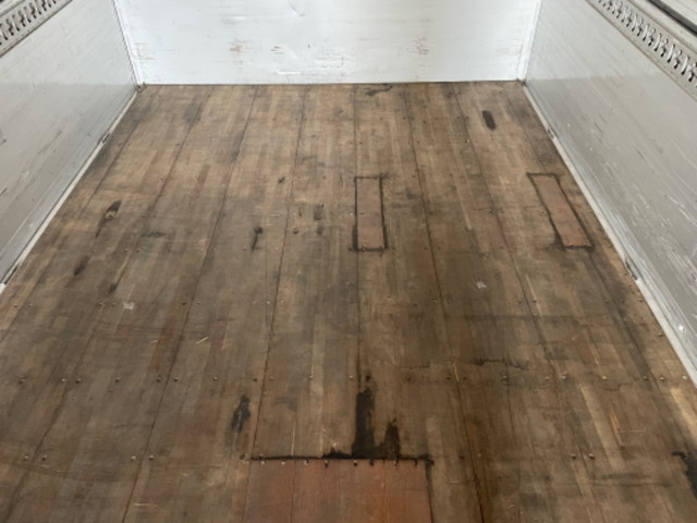 UDトラックスクオンアルミウイング大型（10t）[写真09]