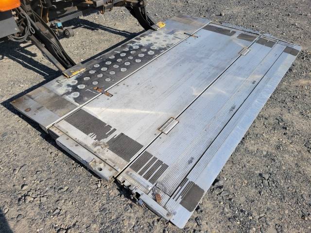 日野レンジャー冷蔵冷凍ウイング中型（4t）[写真17]