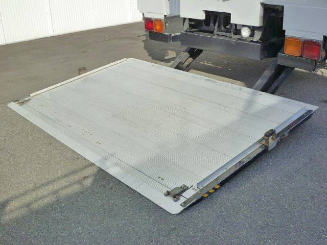 いすゞフォワードアルミウイング中型（4t）[写真13]