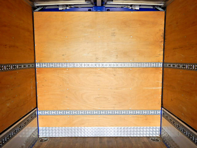 UDトラックスコンドルアルミウイング増トン（6t・8t）[写真10]