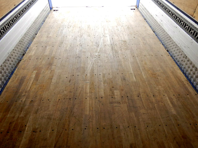 UDトラックスコンドルアルミウイング増トン（6t・8t）[写真11]