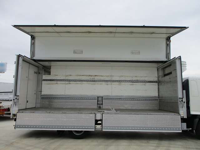 日野レンジャー冷蔵冷凍ウイング中型（4t）[写真10]