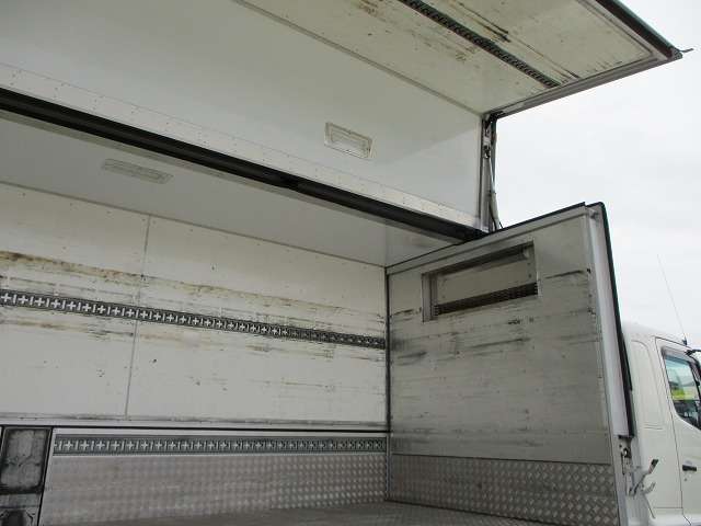 日野レンジャー冷蔵冷凍ウイング中型（4t）[写真11]
