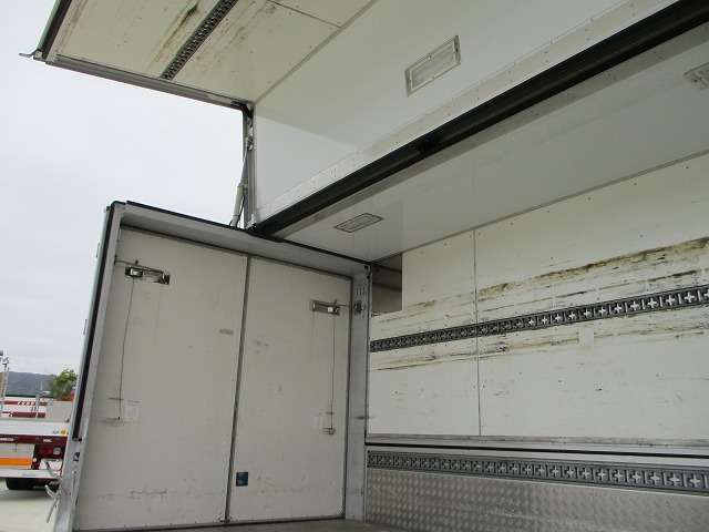 日野レンジャー冷蔵冷凍ウイング中型（4t）[写真12]