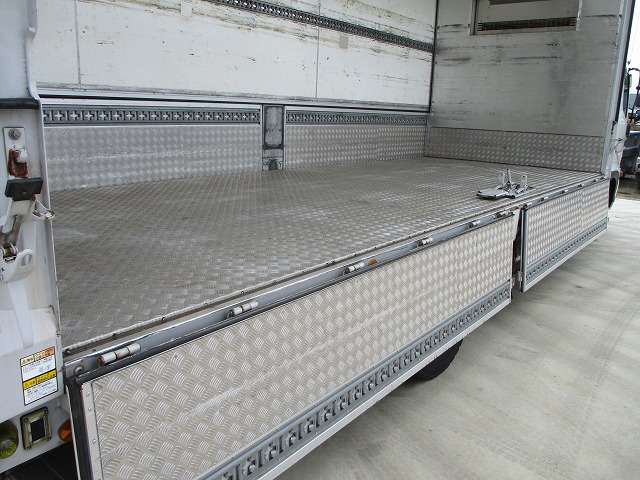 日野レンジャー冷蔵冷凍ウイング中型（4t）[写真13]