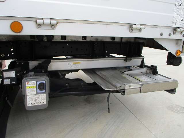 日野レンジャー冷蔵冷凍ウイング中型（4t）[写真16]