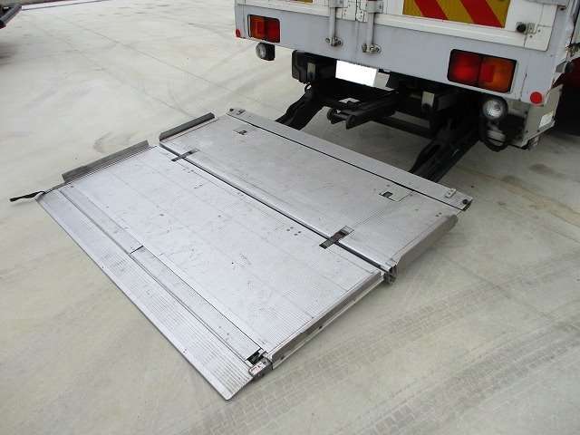 日野レンジャー冷蔵冷凍ウイング中型（4t）[写真02]