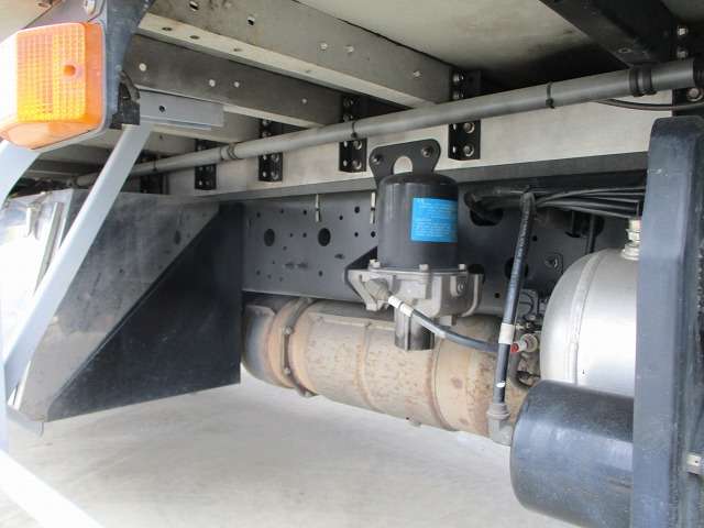 日野レンジャー冷蔵冷凍ウイング中型（4t）[写真20]