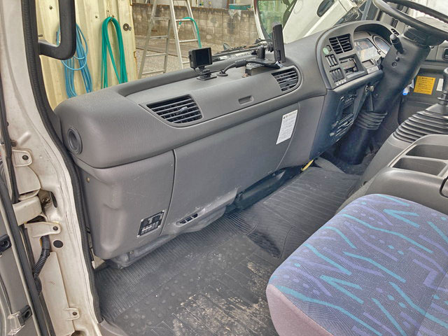 いすゞフォワード幌ウイング中型（4t）[写真30]