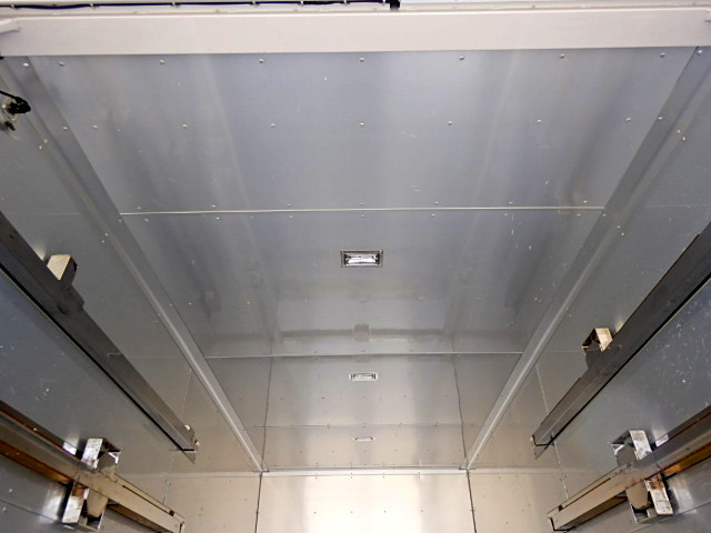 いすゞエルフパネルバン小型（2t・3t）[写真09]