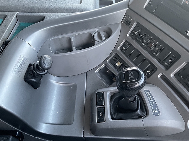 UDトラックスクオンアルミウイング大型（10t）[写真30]