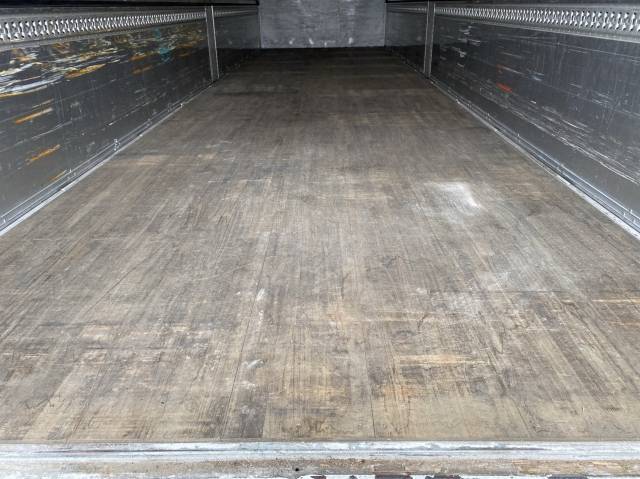 いすゞギガアルミウイング大型（10t）[写真11]