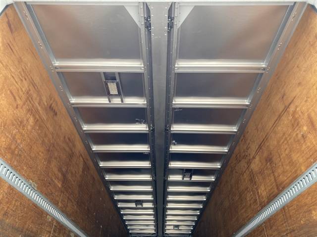 いすゞギガアルミウイング大型（10t）[写真12]