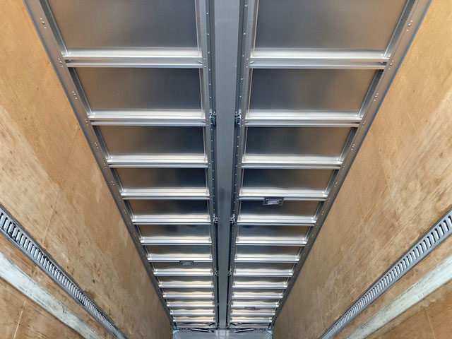 UDトラックスクオンアルミウイング大型（10t）[写真13]