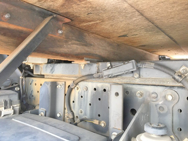 いすゞエルフ平ボディ小型（2t・3t）[写真17]