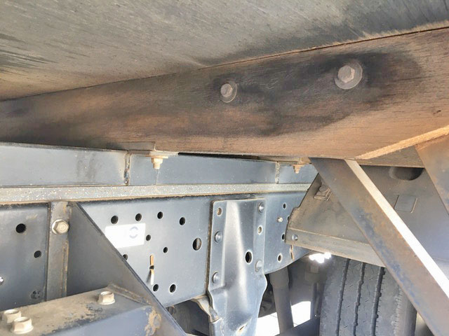 いすゞエルフ平ボディ小型（2t・3t）[写真18]