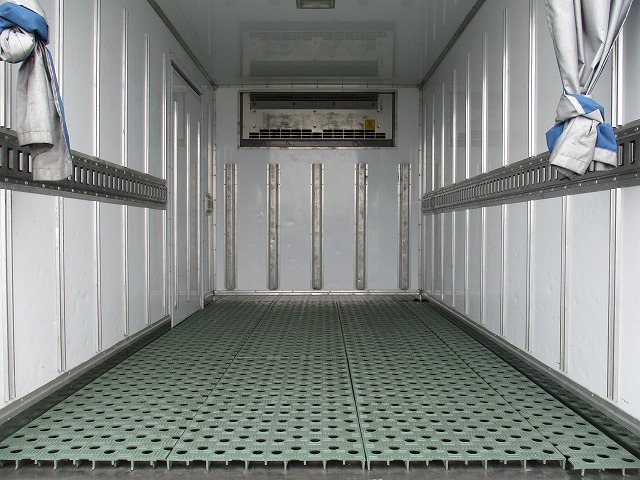 いすゞエルフ冷凍車（冷蔵車）小型（2t・3t）[写真03]