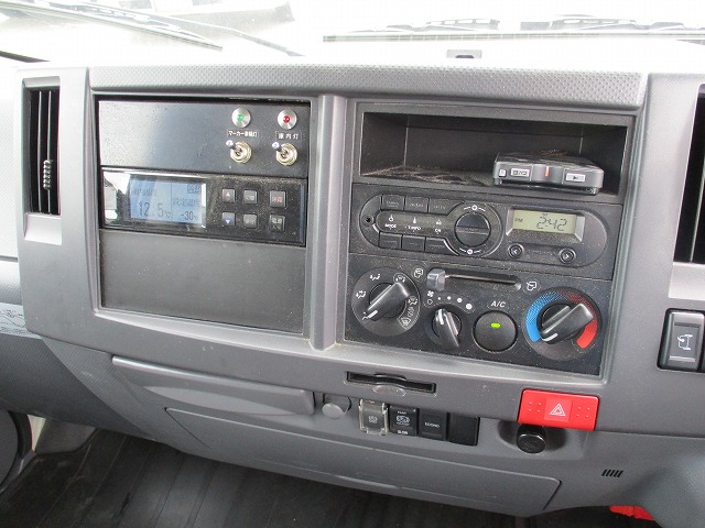 いすゞエルフ冷凍車（冷蔵車）小型（2t・3t）[写真05]