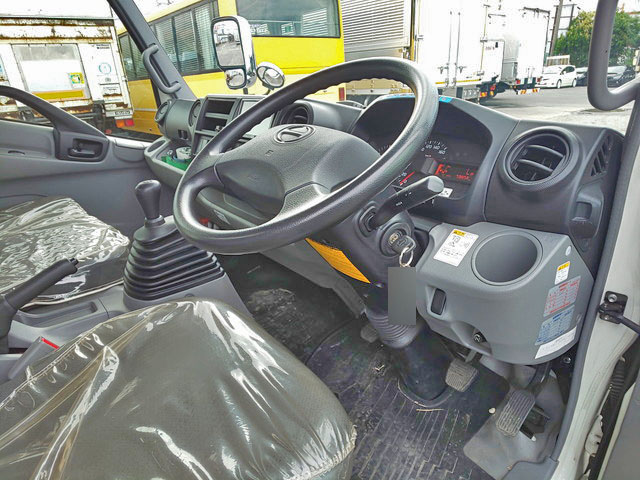 日野デュトロアルミバン小型（2t・3t）[写真31]