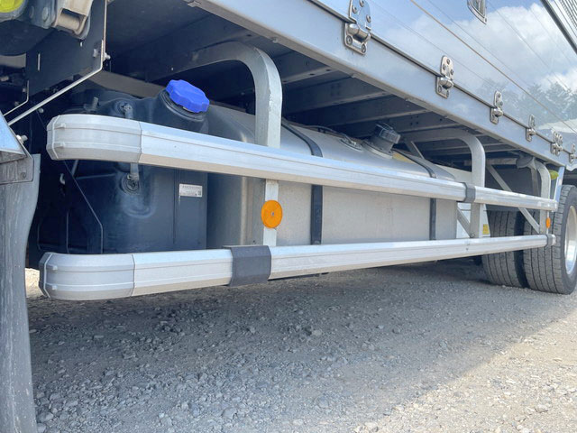 いすゞギガアルミウイング大型（10t）[写真17]