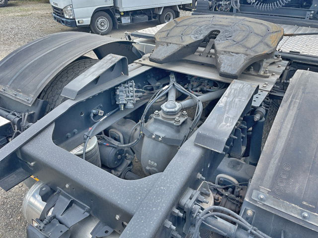 UDトラックスクオントレーラーヘッド（トラクターヘッド）大型（10t）[写真11]